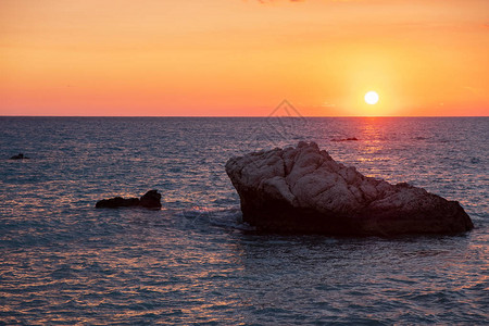 塞浦路斯帕福斯PetratouRomiou附近海滩的美丽的夕阳景色图片