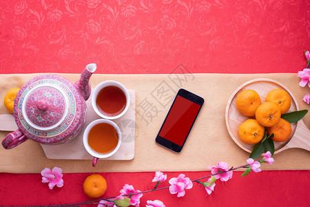 红桌布背景的橙色果子背景的概念校对图片