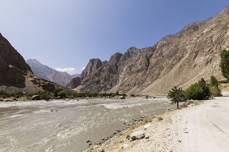 在Wakhan河谷的Panj河边图片