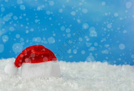 雪地里的圣诞老人帽子图片