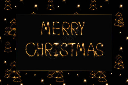 黑色背景上的圣诞快乐光字母和fir树灯符号的近视眼中环绕着图片