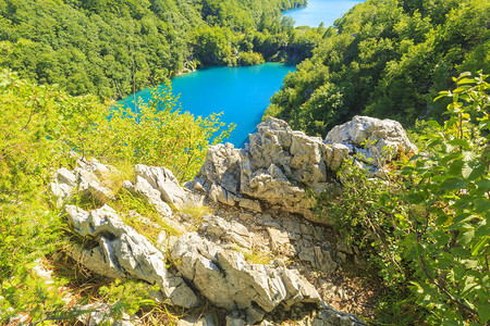 克罗地亚十六湖森林树木景观蓝色水湖和瀑布的图片