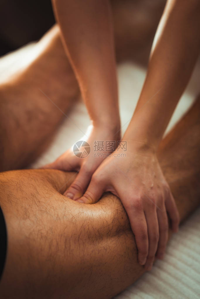 腿部肌肉受伤的男患者接受生理治疗运动伤害治疗图片