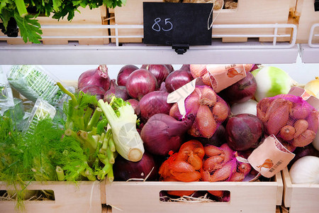 超市货架上的新鲜有机蔬菜图片