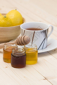 一杯茶蜂蜜和新鲜柠檬图片