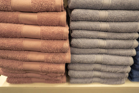 两堆五颜六色的浴巾图片