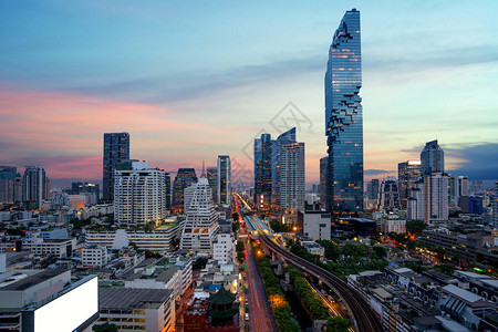 曼谷黄昏与现代商业大楼的曼谷交通从泰国曼谷最图片