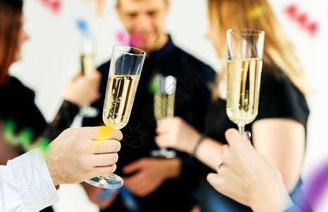 庆典手拿着香槟和酒杯敬酒聚会庆祝酒精生活方式友谊假日圣诞节新年图片