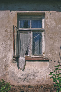 旧房子的破窗帘下图片