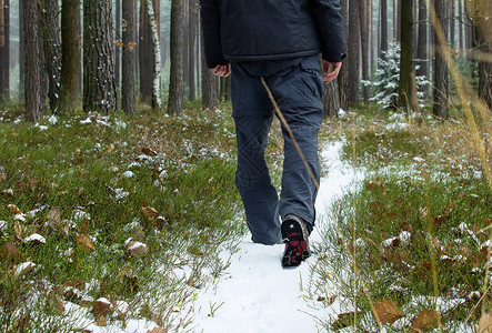 青年男子在冬季森林中图片