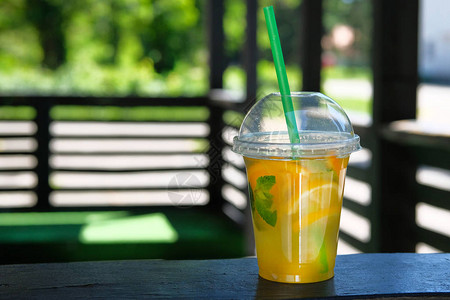 玻璃杯和露台的橙色柠檬水图片