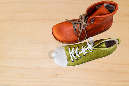 皮鞋和运动鞋的顶视图图片