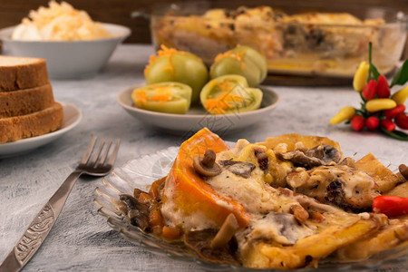 煮熟的蘑菇和蔬菜烤土豆配南瓜和辣椒用胡萝卜腌制图片