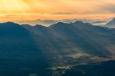 新的一天早晨太阳升起山上美丽的风景日出图片