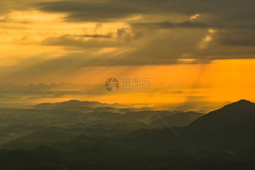 太阳在新的一天早晨升起山上的美妙景观日出图片