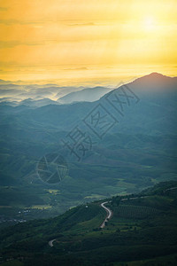 新的一天早晨升起山上美丽的风景日出图片