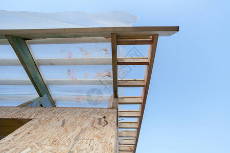 具有可靠支撑和防风膜的新木屋顶低角度顶视图图片