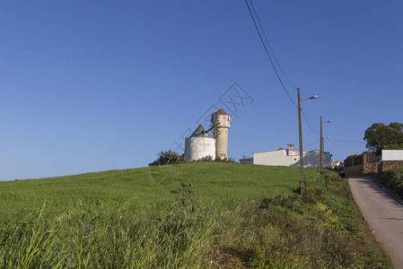 葡萄牙绿地风车景观图片