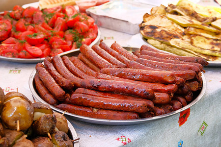 在街上卖香肠的食品市场街头食物和图片