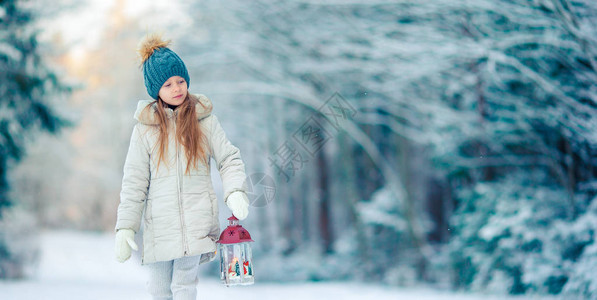可爱的小女孩冬天在圣诞节户外用图片