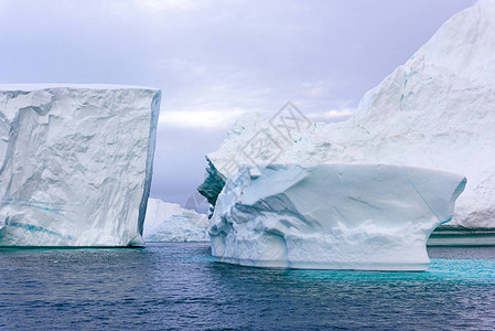 格陵兰岛北冰洋上的北极冰山图片