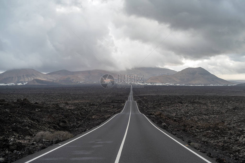 穿越道路火山地形兰萨罗图片