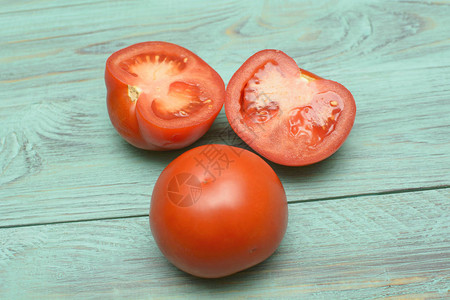 厨房里的新鲜西红柿背景图片