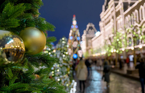 新年和圣诞节日的欢乐照明莫斯科红广场风树枝上的圣诞舞图片