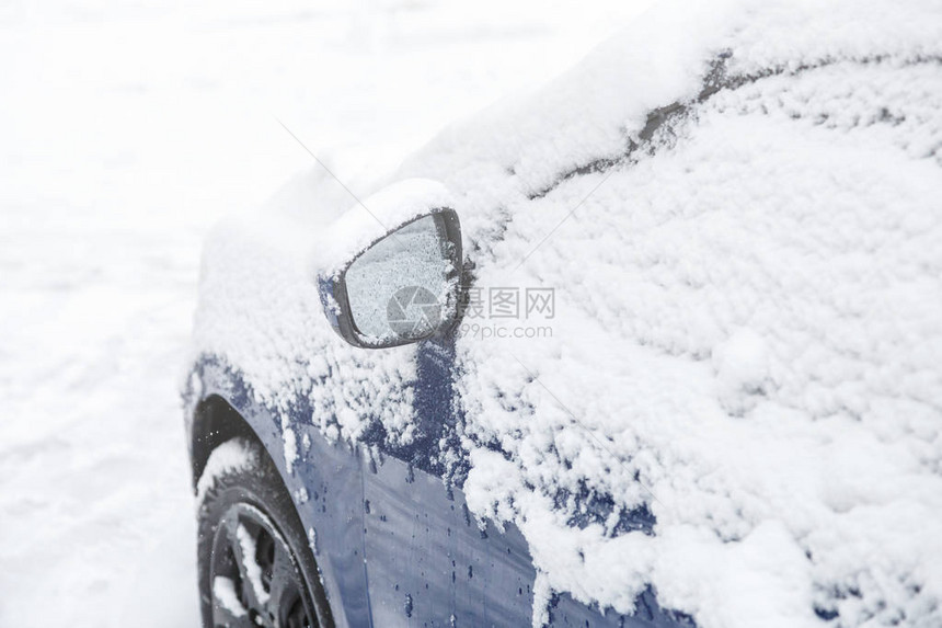 汽车后视镜上的雪图片