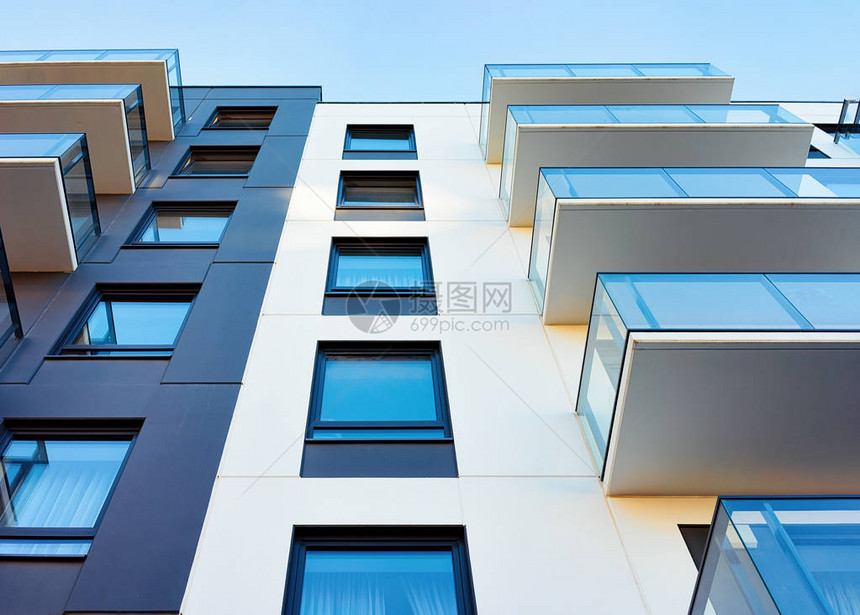 新的现代住宅公寓楼立面包括复图片