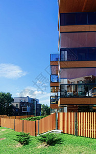 欧洲公寓住宅建筑群的围栏和户外设施图片