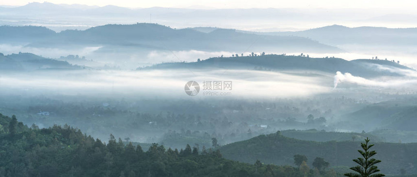 清晨山上云层覆盖的高原风景美丽而神秘图片