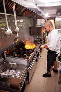 烹饪厨师和在餐厅厨房做烧烤图片