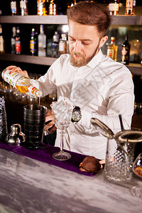 酒吧里的酒精鸡尾酒调酒师准备酒精鸡尾酒美味的饮料图片