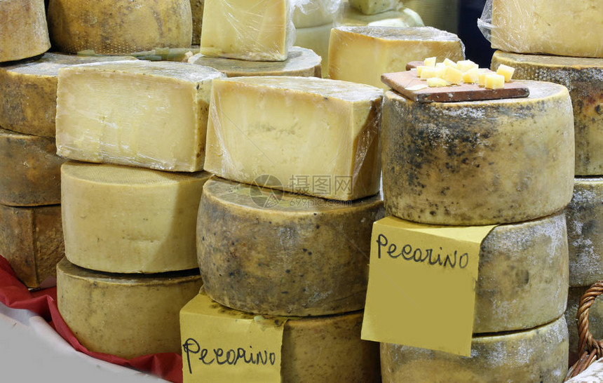 卖意大利干酪和白羊奶制成的文字Pecori图片