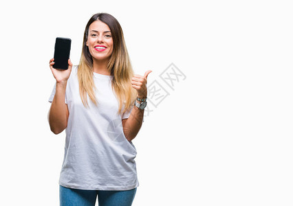年轻漂亮的女人在孤立的背景上显示智能手机的空白屏幕图片