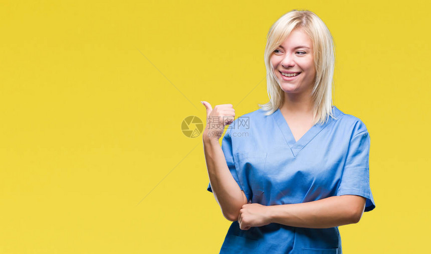 年轻美丽的金发女护士与世隔绝背景的医生笑着面朝一旁看图片