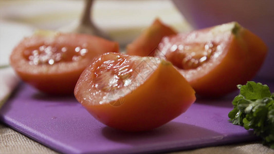 切碎的番茄落在砧板上图片