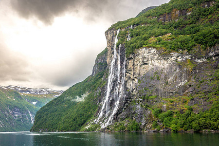 挪威峡湾的惊人瀑布在高图片