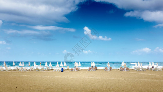 空荡的海滩反对天空克里特岛希腊图片
