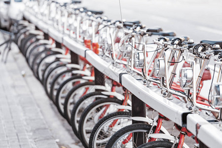作为公共交通工具的自行车租赁站图片