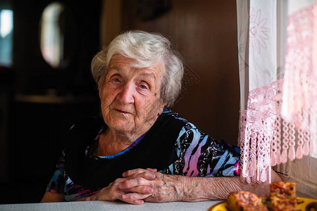 一个老年领取养老金的妇女在家图片