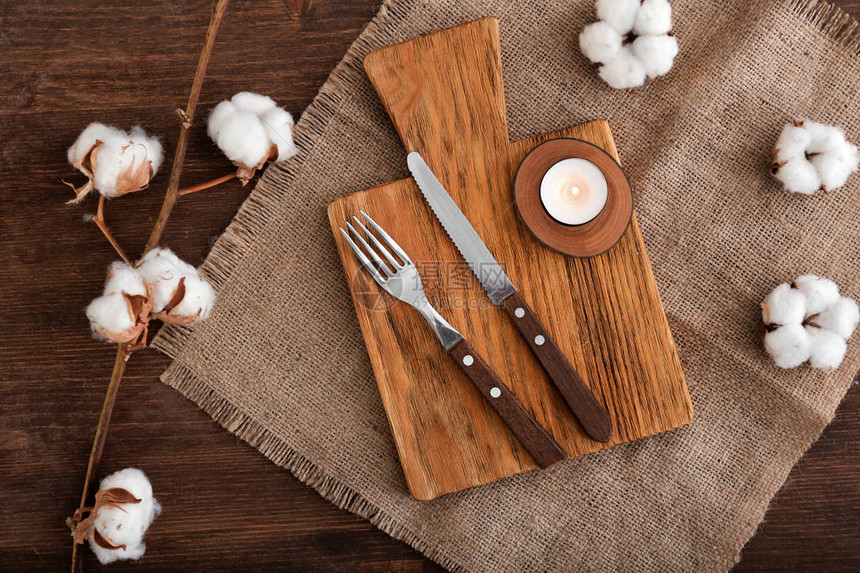 餐具木板和蜡烛桌上放着棉花