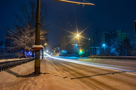 夜间在大雪降下时图片