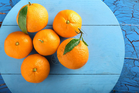 木板上的美味橘子图片
