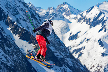 杂技自由式滑雪运动员图片