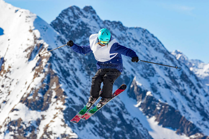 杂技自由式滑雪运动员图片