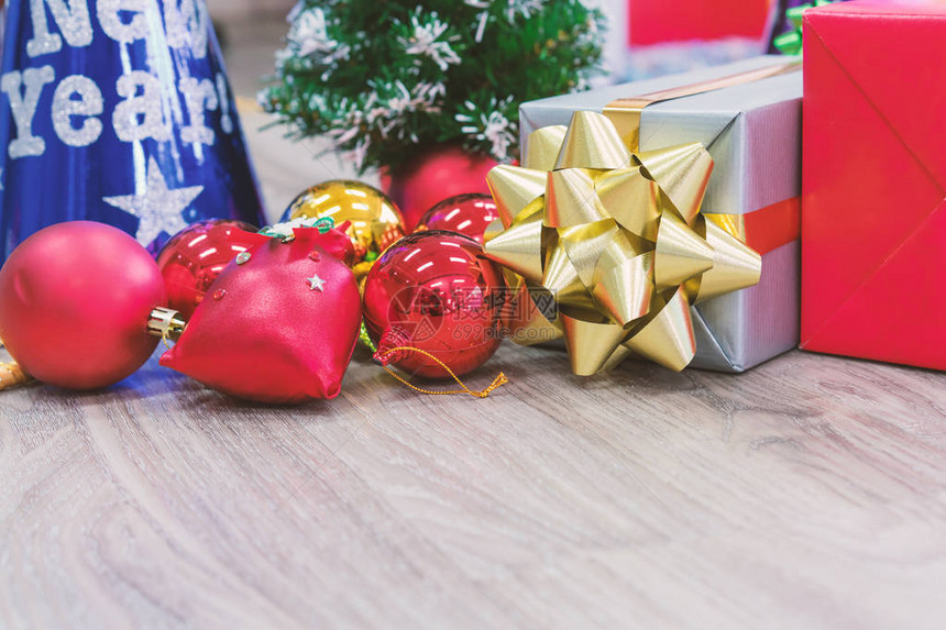 豪华的新年礼物盒和圣诞礼物盒装有蝴蝶结带图片