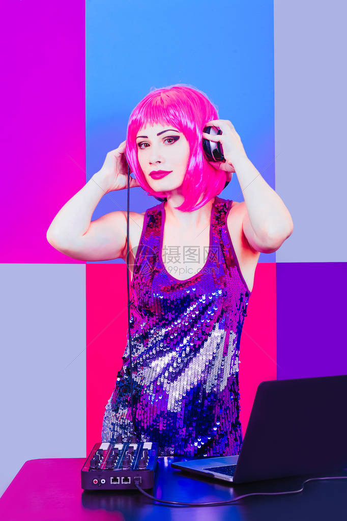 红色粉色和蓝色背景的DJ粉红头发和头发女孩图片