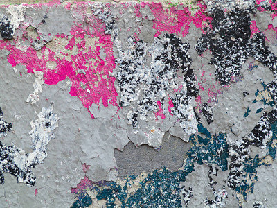 粉红色的棕色绿漆在破碎的石膏上古老的墙壁被多色涂图片